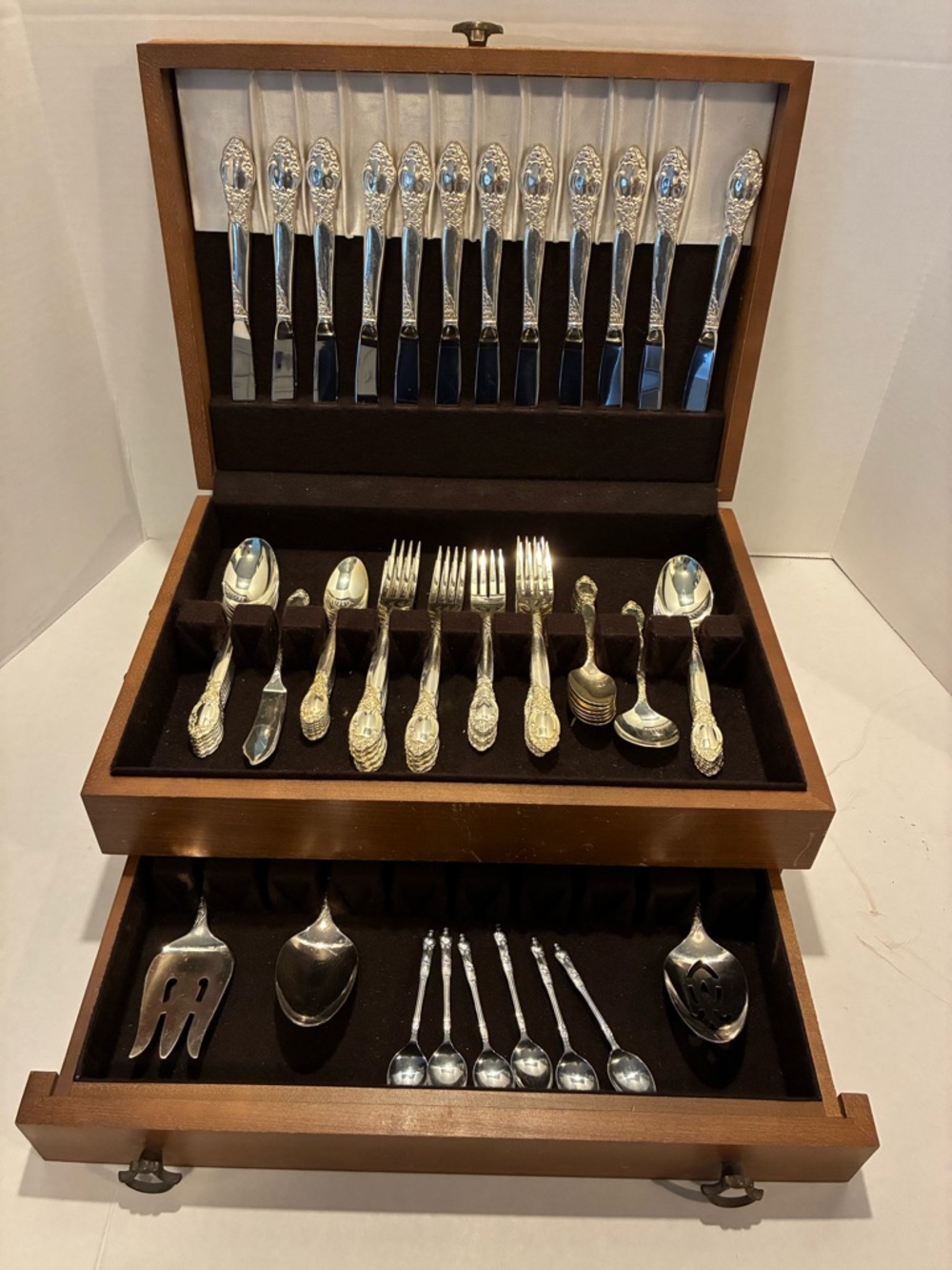 Oneida Rogers 1881 Victorian Classic Silverplate.